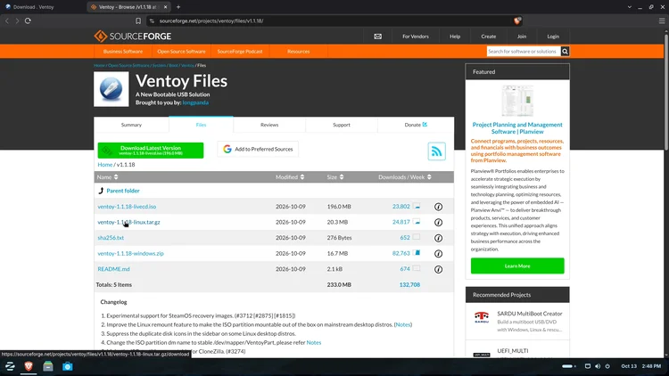 The Ventoy download page listing the linux.tar.gz file with the pointer on it.